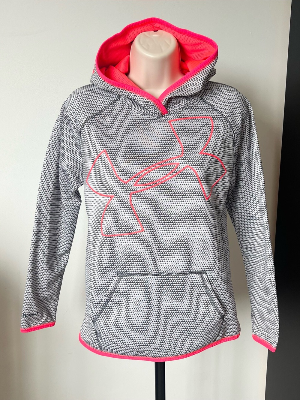 Kid’s Under Armour Gray Pullover Hoodie with Neon Pink Trim Cold Gear Youth L